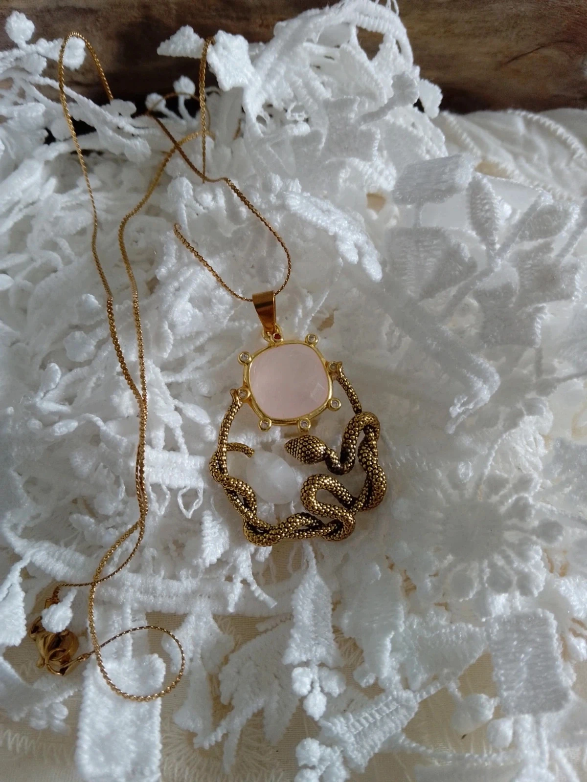 Colar pingente de cobra dourada com pedra de quartzo rosa e cristal de rocha – photo 3